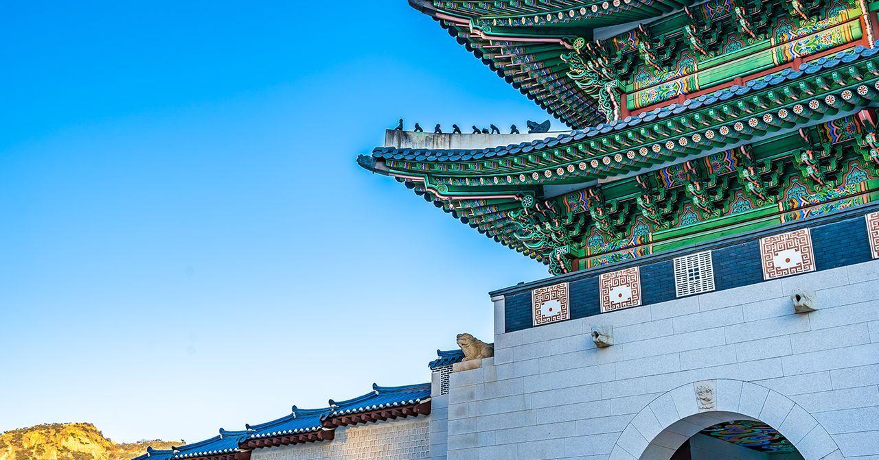 韓國首爾的景福宮，上升的屋簷構成了壯觀的背景。」