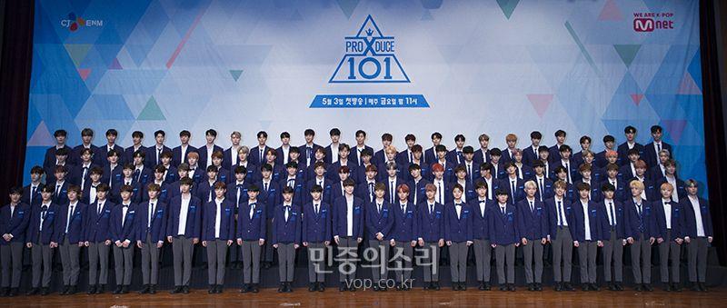 Produce X 101男生練習生大合照，所有成員穿著藍色禮服站在舞台上