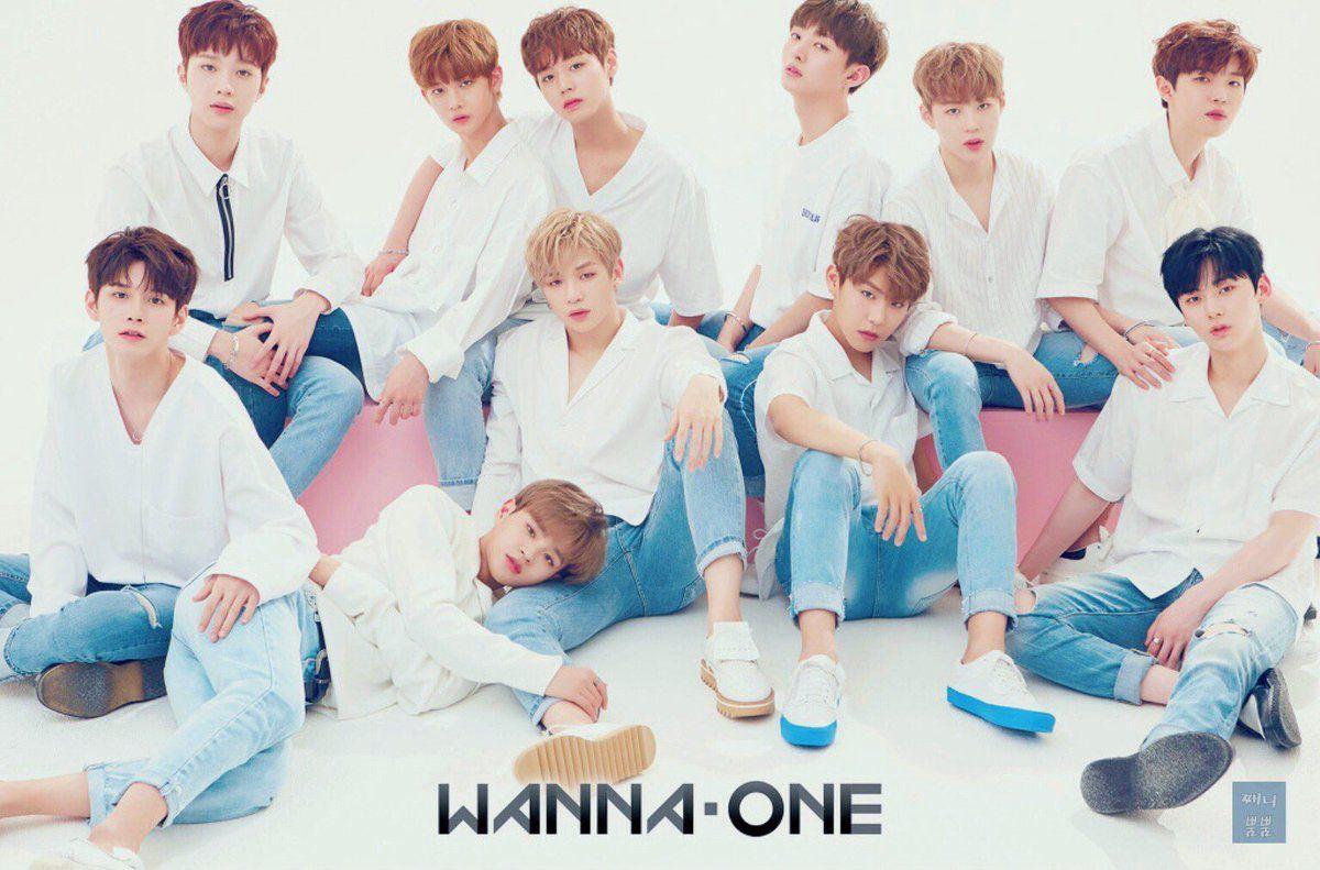 ภาพสมาชิกวง Wanna One ในชุดสีขาวเรียบง่ายกับพื้นหลังสีชมพูอ่อน