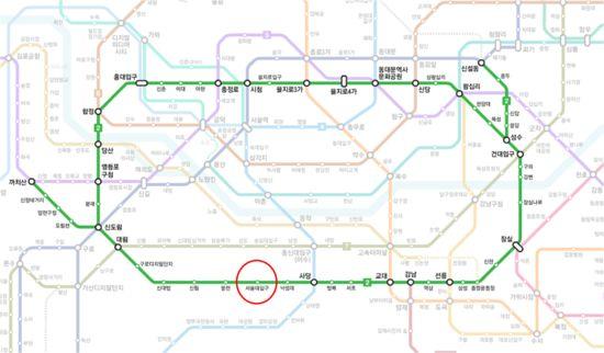 Carte du métro de Séoul avec un cercle autour de la station de l'Université nationale de Séoul sur la ligne 2.