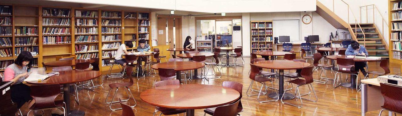 Salle d'étude à l'Institut de langue coréenne de l'Université nationale de Séoul, avec plusieurs étudiants assis.