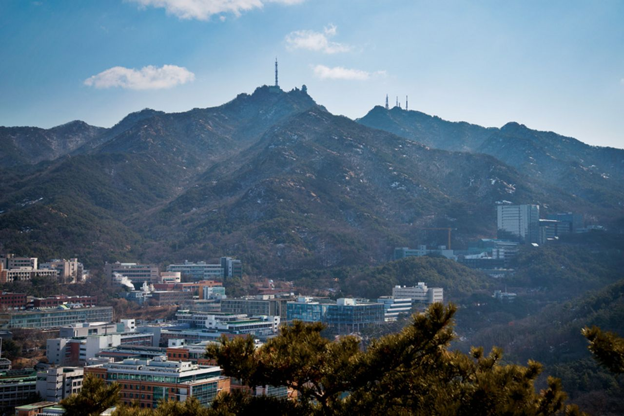 Belle vue sur la montagne Gwanak avec l'Université nationale de Séoul à ses pieds.