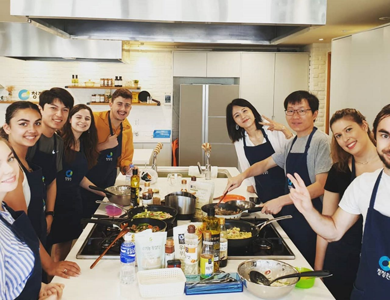 Cours de cuisine coréenne avec des étudiants à l'Institut de langue coréenne de l'Université nationale de Séoul.