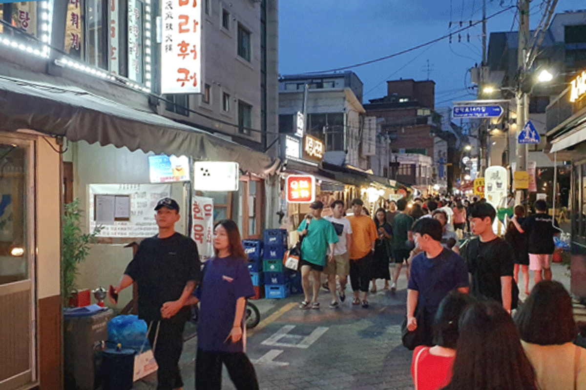 서울대 인근의 핫플레이스, '샤로수길' 거리 사진, 트렌디한 매장들이 가득한 스트릿뷰