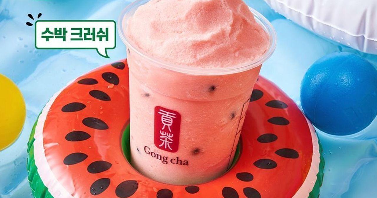 夏季推出的韓國西瓜風味冰沙，搭配西瓜浮標遊戲道具，畫面展示夏季清涼感。