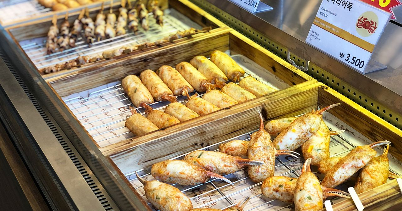 釜山傳統魚糕展示，擺放在木盒中，韓國街頭小吃的特寫。