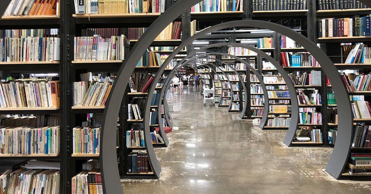 韓國首爾書寶庫人文和現代風格的書架景觀。