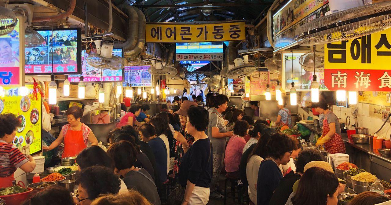 韓國南大門市場，喧鬧的美食攤商聚集場所。