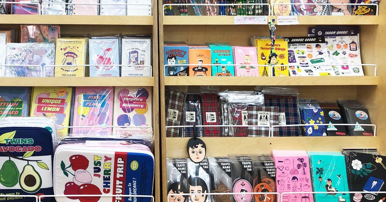 弘大文具店中擺放整齊的筆記本和日用品展示架。