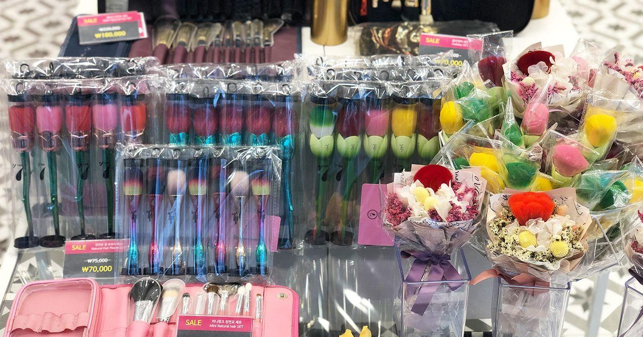 弘大手工化妝刷具店，展示各種刷具和化妝品，是韓國美容愛好者的好去處。