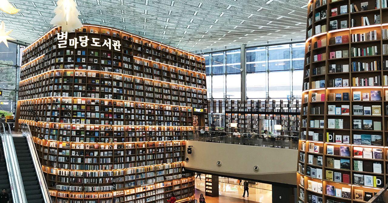 星空圖書館內景，展示龐大的書牆，是知名旅遊地點。