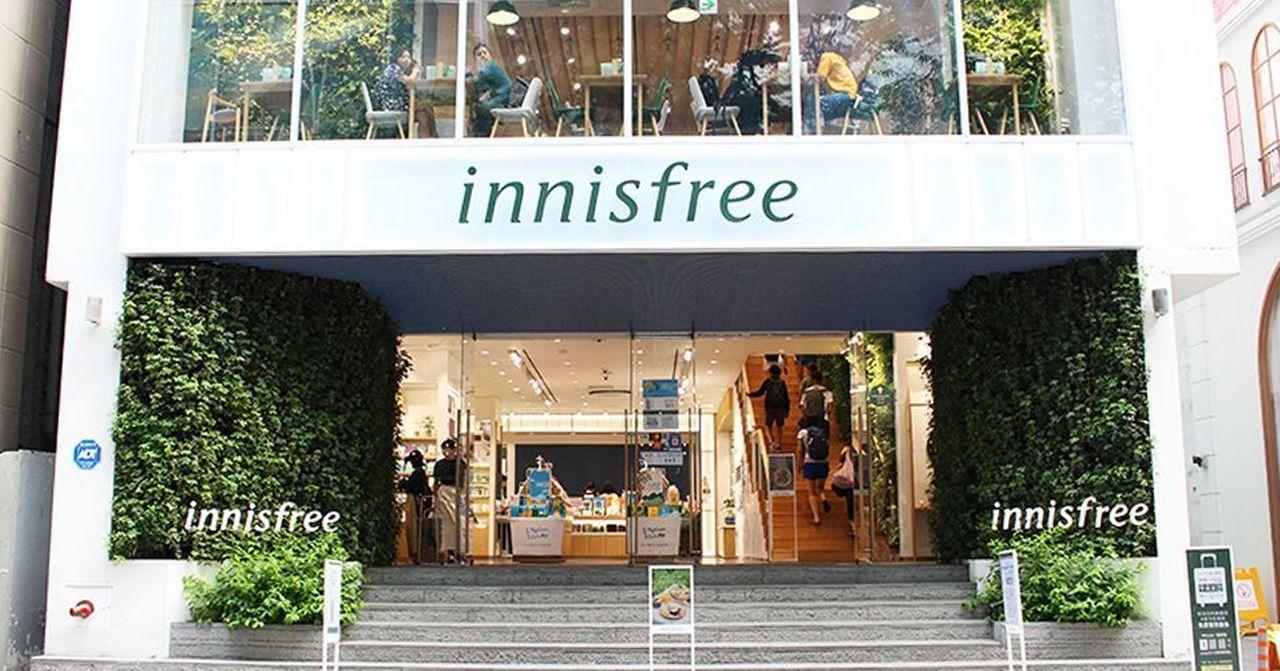 Innisfree品牌店門面，獨特的垂直綠化設計，是韓國知名化妝品品牌。