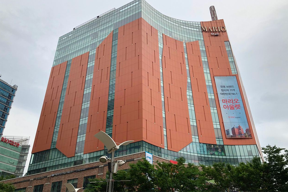 韓國首爾加山Mario Outlet購物中心的外觀，它以多層次複合式的設計著稱，擁有廣泛的品牌選擇，是購物者的夢幻之地，特別受到市中心居民的歡迎。