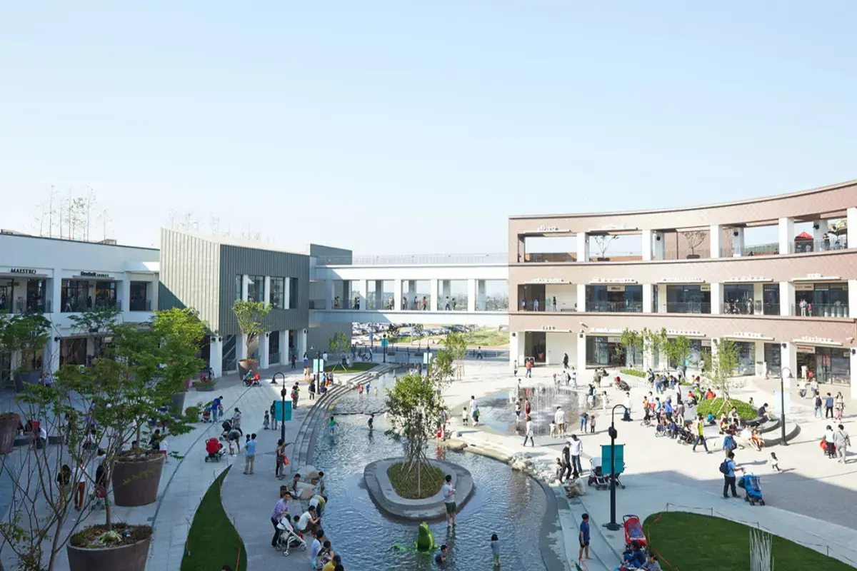 金浦現代Premium Outlet內部景觀，顧客愉快的購物及休閒環境，提供多元品牌選擇的購物中心。