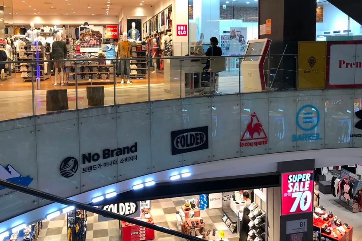 韓國首爾加山Mario Outlet商場內景，擁有琳琅滿目的商品陳列，以及時尚和多元的購物環境，是購物愛好者必訪之地。