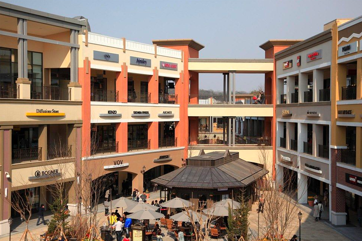 韓國坡州的Premium Outlet, 這裡以其歐陸風情的建築和購物氛圍而聞名，是悠閒購物的好去處。特別適閤家庭旅遊，提供眾多親子活動選擇。