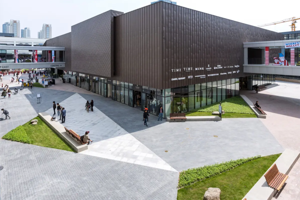 松島現代Premium Outlet户外廣場，充滿活力的購物氛圍及品牌齊全的購物中心，提供便捷交通及大型美食區。