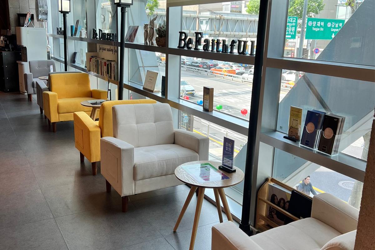 TATOAクリニックの待合室。快適なソファと窓からの眺めを楽しむことができます。