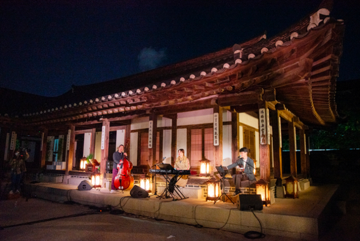 在南山谷韓屋村的韓屋演唱會晚上表演，融合傳統音樂和現代燈光效果的感受。