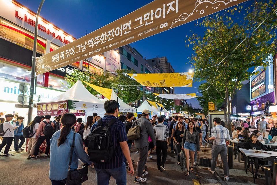 新村啤酒節夜市場景，熙熙攘攘的人群和豐富的活動展示出豐富多彩的生活場景。