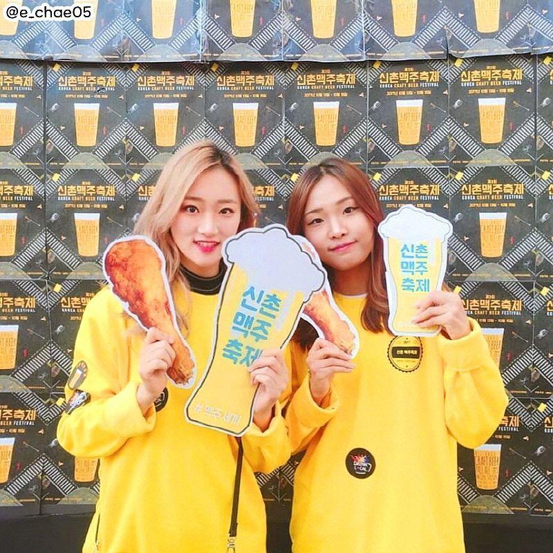 參加者在新村啤酒節合影，手持著啤酒節標誌的道具，背景是具啤酒節元素的塗鴉牆。