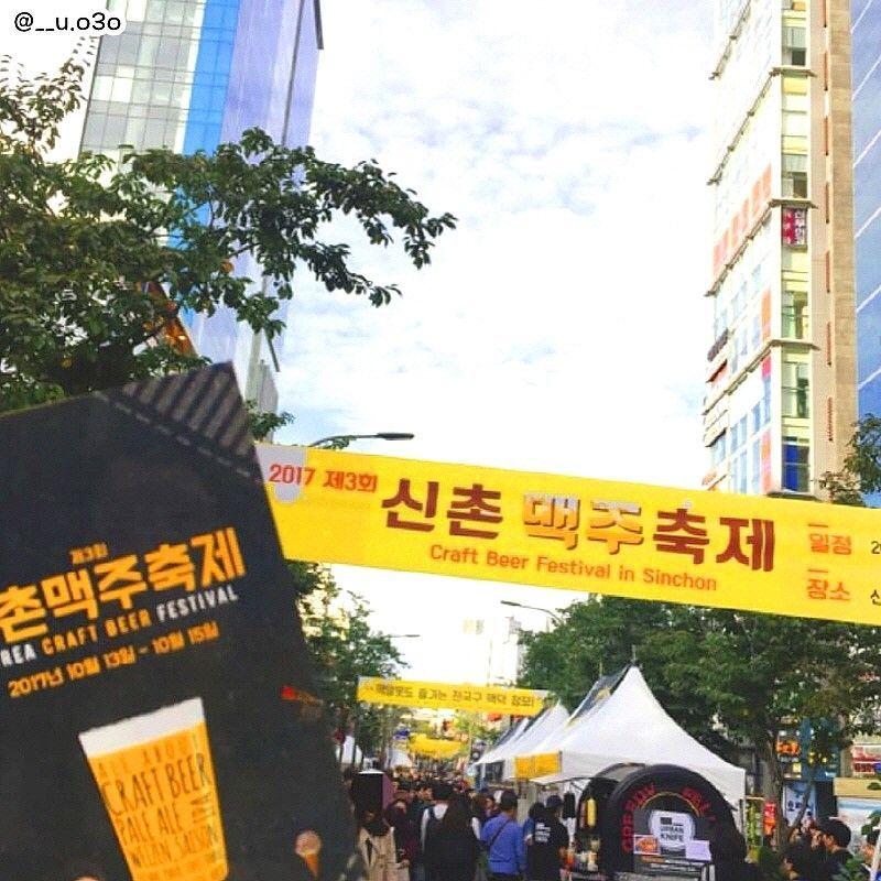 2017年新村啤酒節現場，背景有韓語和英語標識，擺設著啤酒節的賣點標語。
