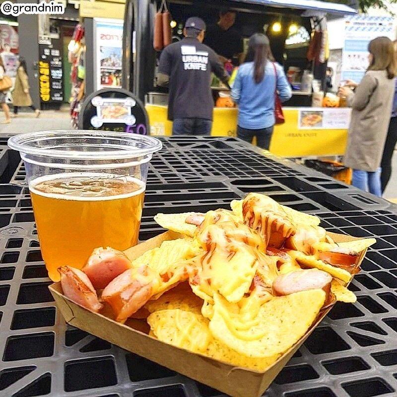 新村啤酒節的現場展示，一杯啤酒配上美味的小吃，展現節日的輕鬆愉快氛圍。