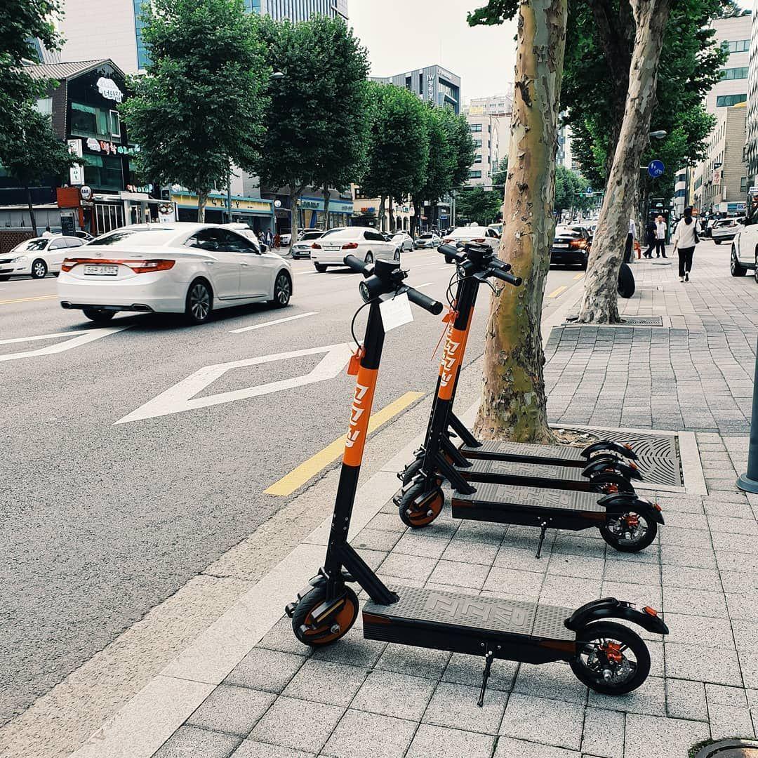 街頭停放了一排 GogoSing 共享滑板車，方便韓國市區的短距離出行。