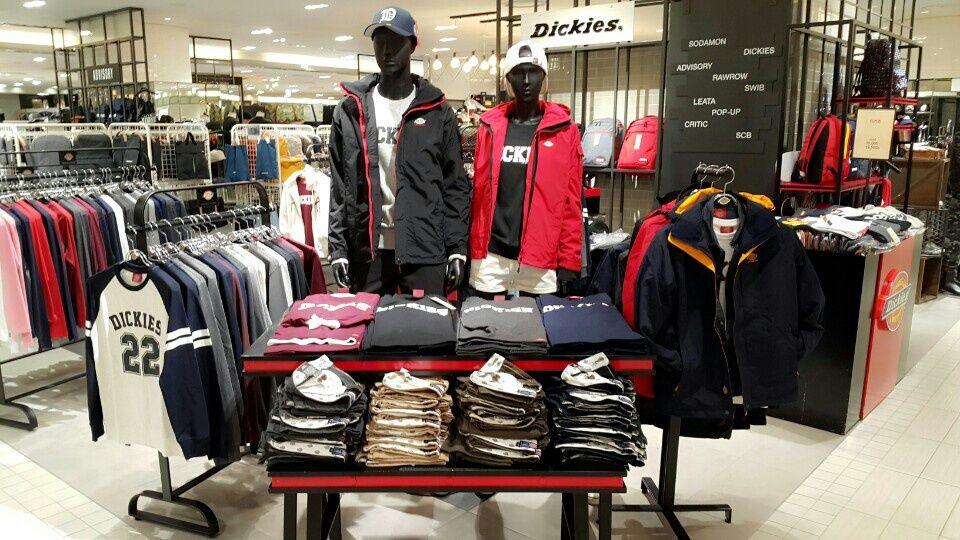 Negozio di abbigliamento Dickies in Corea del Sud con vari indumenti esposti
