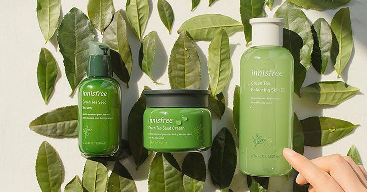 Prodotti Innisfree con estratto di Tè Verde esposti con foglie
