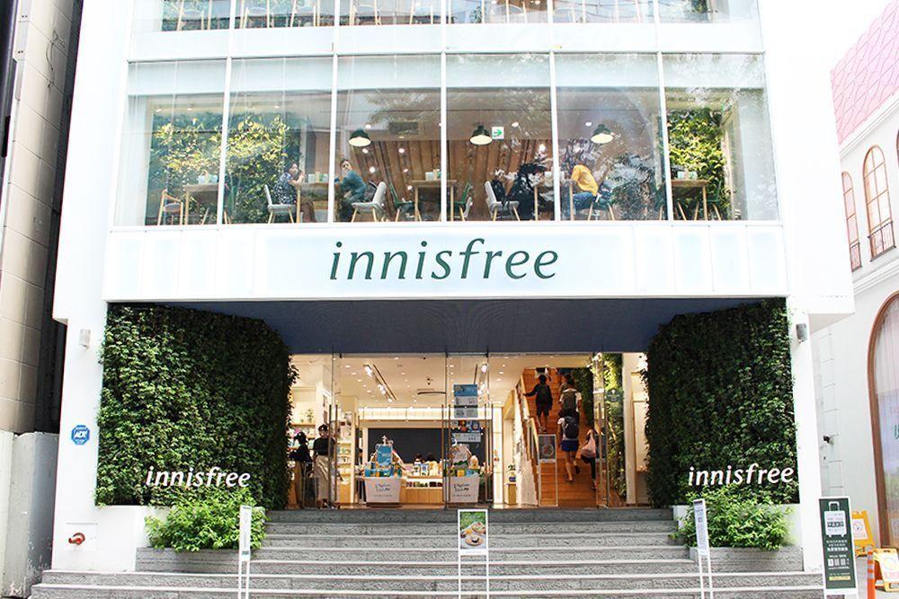Edificio del negozio Innisfree con esterno di vetro e verde a Seoul