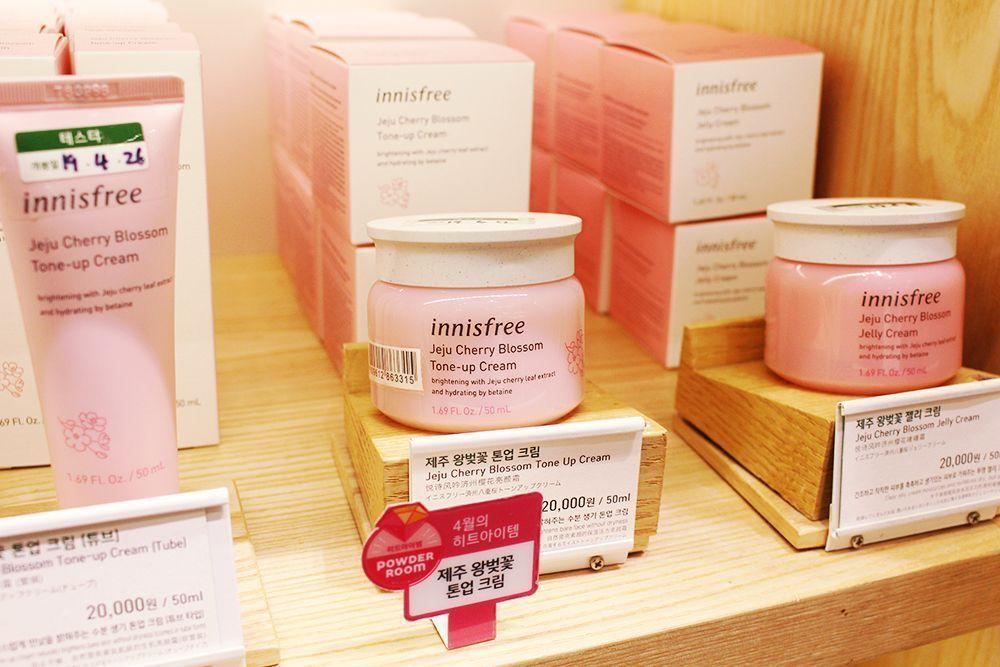 Gamma di prodotti di bellezza Innisfree Jeju Cherry Blossom in Corea del Sud