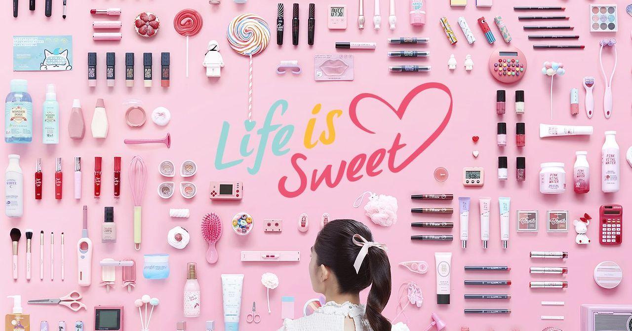 Prodotti di bellezza Etude House su sfondo rosa con la scritta 'Life is Sweet'