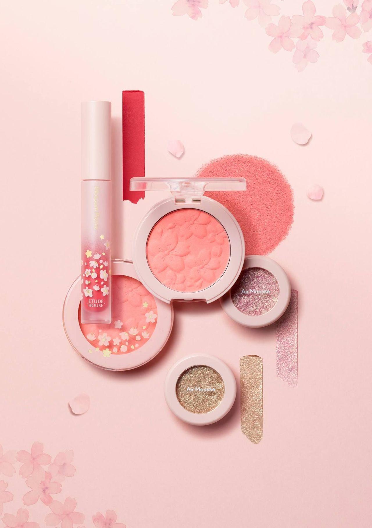Prodotti cosmetici Etude House con tema fioritura di ciliegio su sfondo rosa