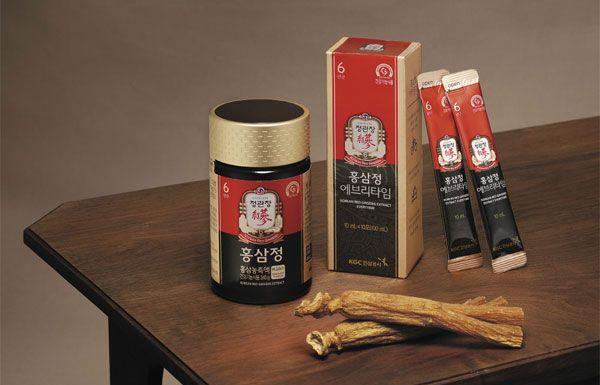 Confezione di ginseng Jeong Gwan Jang su tavola di legno