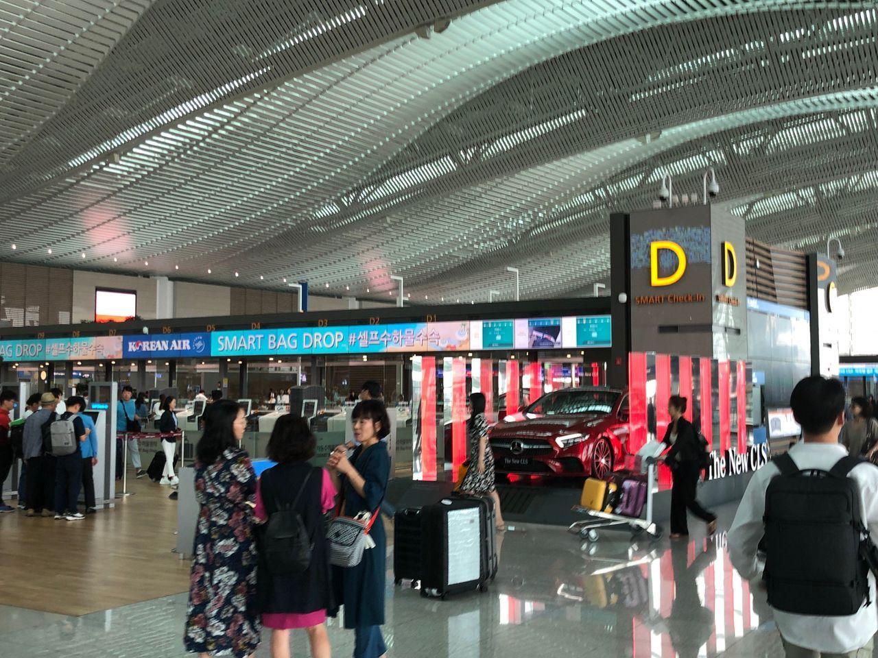 Interno di un aeroporto in Corea del Sud con display di pubblicità per bagagli intelligenti