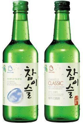 Due diverse bottiglie di Soju coreano su sfondo bianco