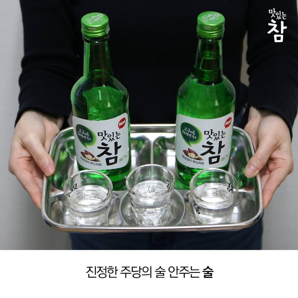 Due bottiglie di Soju coreano su un vassoio con bicchieri di soju