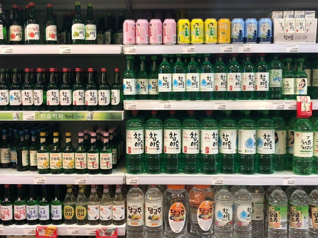 Ampio scaffale di vari tipi di Soju in un supermercato coreano