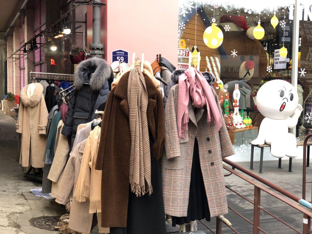 Fila di cappotti invernali appesi fuori da un negozio in Corea del Sud
