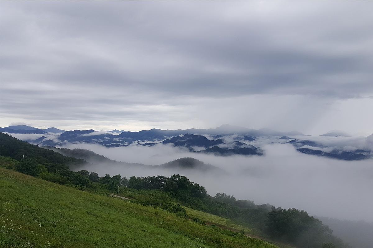 丹陽の山々に囲まれた雲の景色