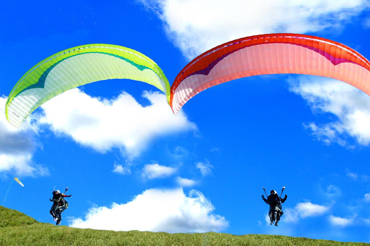 パラグライダーで飛行体験中の様子