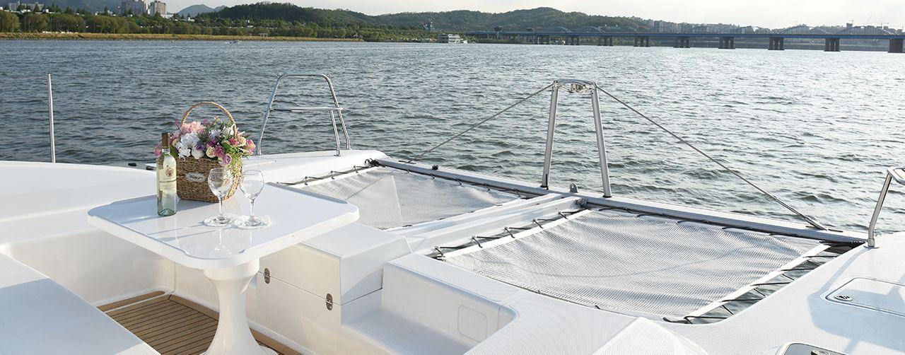 Vista della modernità e lusso di un grande yacht ormeggiato presso la Goldenblue Marina sul fiume Han.