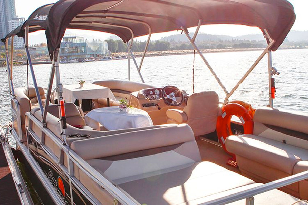 漢江遊艇內部的景象，展示了舒適的座椅和周邊環境。