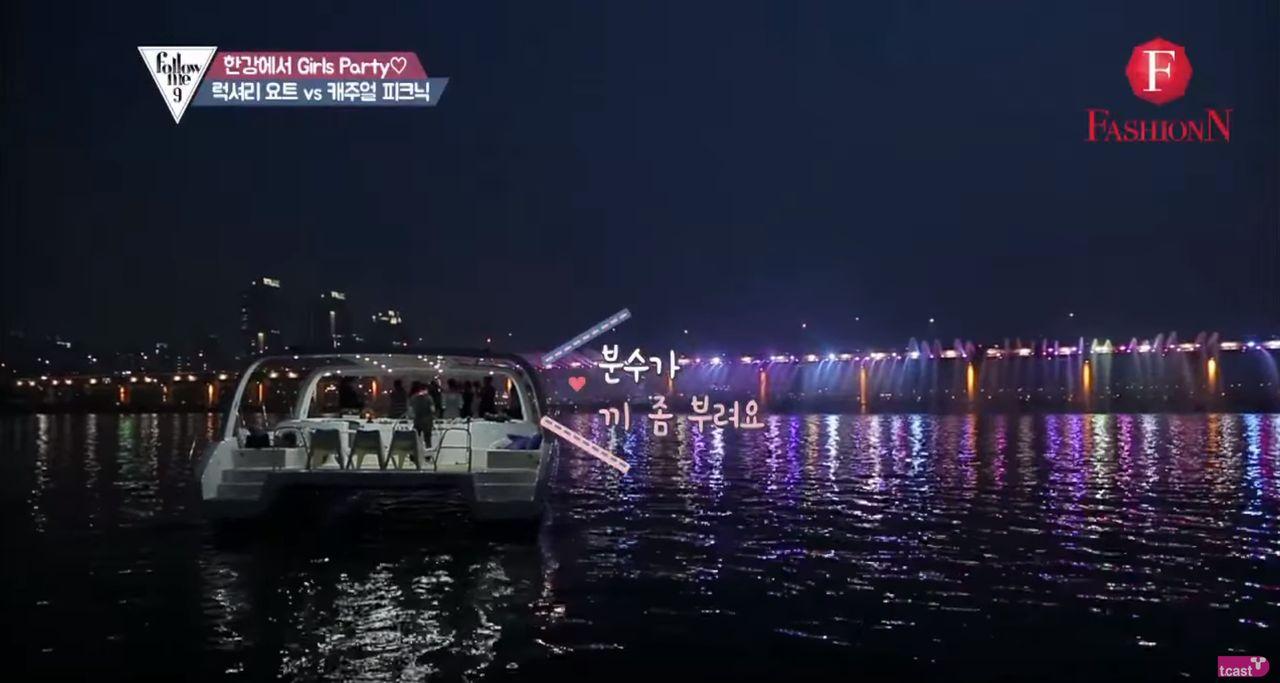 Vista dalla piattaforma di uno yacht in una notte tranquilla, con luci della città che brillano in lontananza sull'Han River.