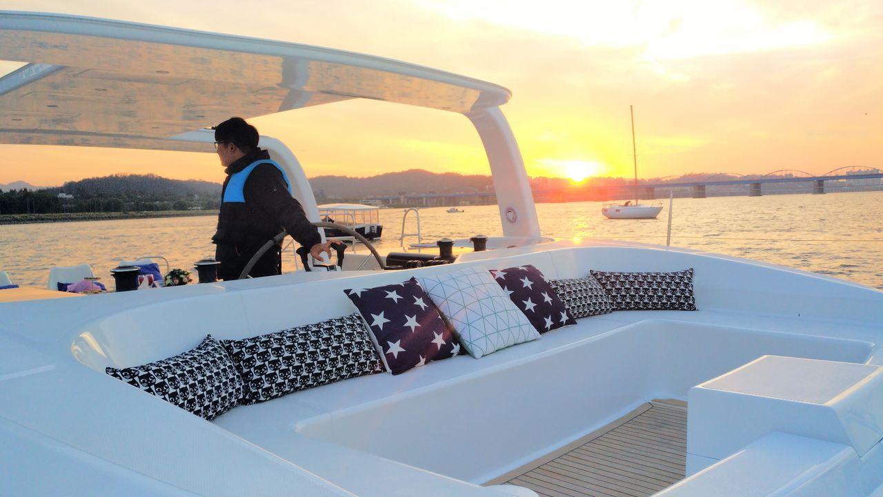 Grande yacht permettendo a molti passeggeri di godere di una crociera serena sull'Han River, con viste di Seoul.