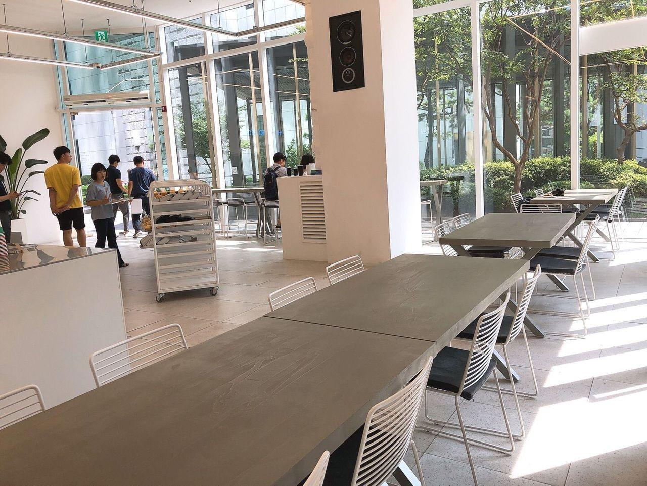 Luft Coffee的室內空間，明亮的採光和白色裝飾讓咖啡廳充滿現代感與自然氛圍。