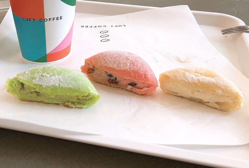 Luft Coffee的彩色甜點，包括綠茶、蔓越莓和原味餡料，一個平盤上呈現各色小麪包。