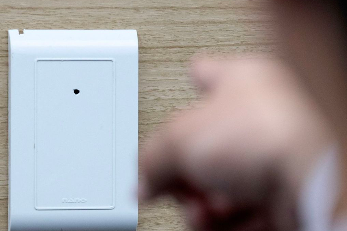 牆壁上的矩形設備，可能是偷拍設備，提醒檢查室內有無針孔攝影。