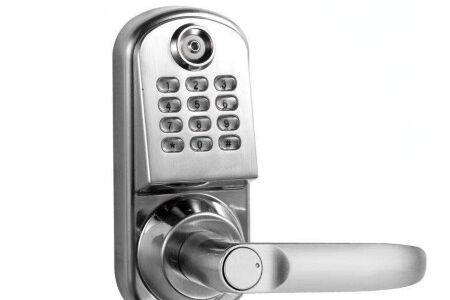 密碼鎖的特寫畫面，旨在提醒入住密碼是否固定更換？